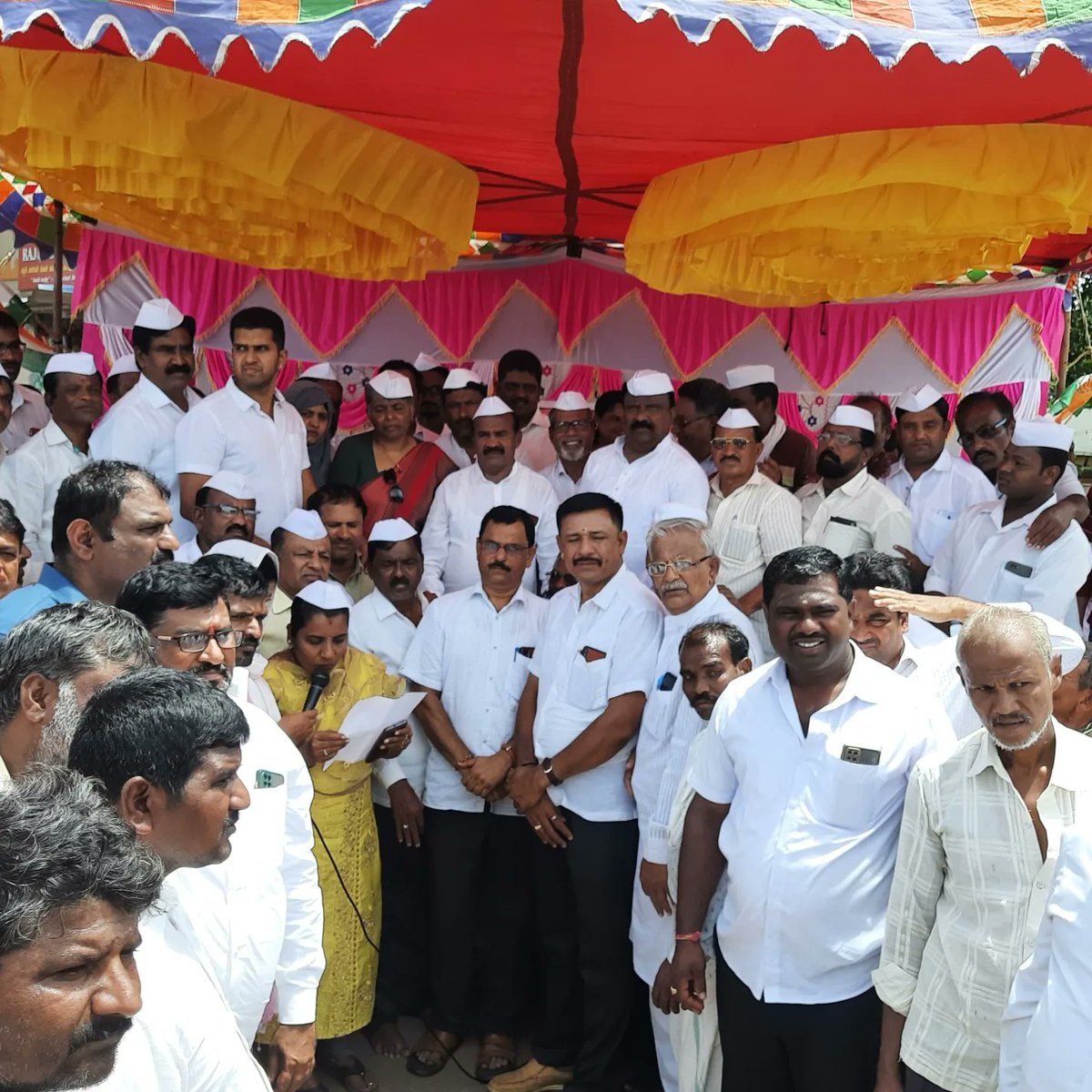 ಕೇಂದ್ರ ಸರ್ಕಾರದ "ಅಗ್ನಿಪತ್ ಯೋಜನೆ" ವಿರೋಧಿಸಿ ಹರಿಹರ ತಾಲೂಕು ಕಾಂಗ್ರೆಸ್ ವತಿಯಿಂದ ಪಾದಯಾತ್ರೆ ಮೂಲಕ ಹರಪನಹಳ್ಳಿ ವೃತ್ತಕ್ಕೆ ತೆರಳಿ, ಕೇಂದ್ರ ಸರ್ಕಾರದ ವಿರುದ್ದ ಧರಣಿ ಸತ್ಯಾಗ್ರಹ ನಡೆಸಲಾಯಿತು. <a href="/KavithaReddyKR/">Kavitha Reddy | ಕವಿತಾ ರೆಡ್ಡಿ</a> <a href="/Dr_Yathindra_S/">Dr Yathindra Siddaramaiah</a> <a href="/KPCCPresident/">D K Shivakumar, President, KPCC</a> <a href="/siddaramaiah/">Siddaramaiah</a> <a href="/DKShivakumar/">DK Shivakumar</a> <a href="/JarkiholiSatish/">Satish Jarkiholi</a> <a href="/INCKarnataka/">Karnataka Congress</a>