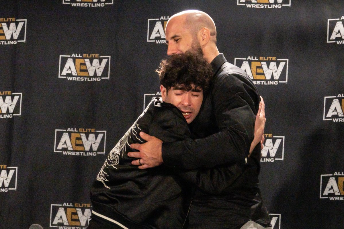 L'abbraccio tra Tony Khan e Claudio Castagnoli nella conferenza stampa post-Forbidden Door (Foto: AEW)