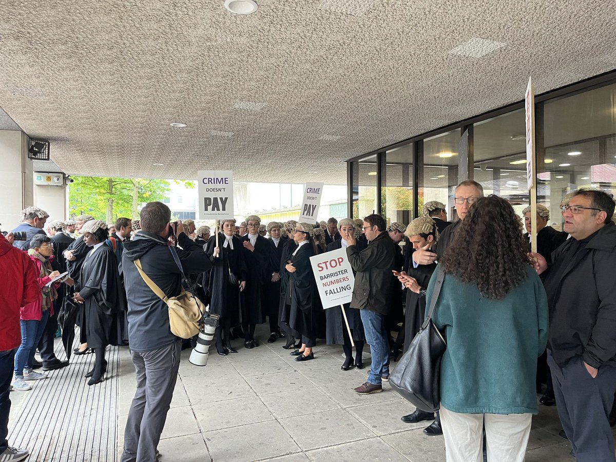 MelHorrocks19's tweet photo. Went to lend our support once again to the @TheCriminalBar at #CrownSquare. 16 & I have been to these before & we will keep going until legal aid is fixed - something @TheGreenParty has fantastic policies on. I wish we were promoting them loud & proud atm! Support this please! https://t.co/ifLQulQwgD
