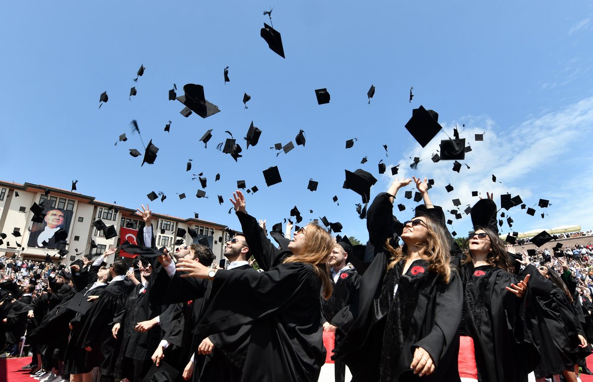 Koç Üniversitesi 2022 yılı mezuniyet törenini düzenledi. Törende lisans ve lisansüstü eğimini tamamlayan 1293 öğrenci diplomalarını aldı. 2022 yılının üniversite birincisi Bilgisayar Mühendisliği bölümünden Suriyeli öğrenci Shadi Hamdan olduğu açıklandı.