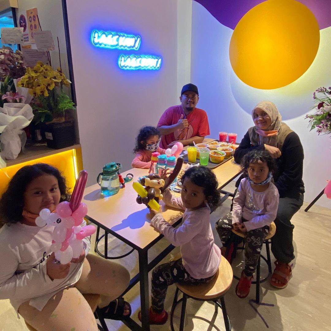 mylaksamy's tweet image. Savour the #TasteOfUnity in our sparkling and vibrant outlet. Visit us today and capture your YUM moments and tag us on social media!  

No. 1, Kedai Kampung Atas, Padang Matsirat, 07100 Langkawi, Kedah. (Beside Mr.DIY)

(2/3)