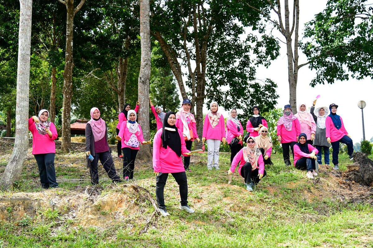 FRIMKepong's tweet photo. #PWFRIM telah mengadakan Program Jelajah Restorasi & Penanaman Pokok di Stesen Penyelidikan FRIM di Maran (#SPFMaran), Pahang pada 23 Jun lalu dengan menanam 150 pokok tongkat ali (Eurycoma longifolia).
https://t.co/VTE3uYTYD3 https://t.co/k3w1HahMer