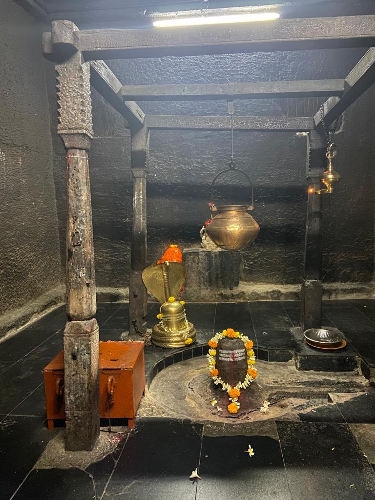 docdkm's tweet photo. Beautiful monolithic Nandi guarding Shiva at #PataaleshwarCave Pune. Amazing construction, unfortunately, like every other temples, this beautiful 8th century temple is lying in ruins. It's a tourist spot rather than a place of worship.

#reclaim_temples https://t.co/BjFWfKwQKh