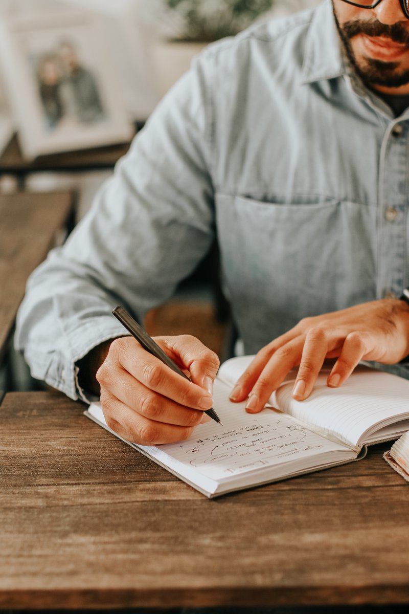 MondayBlogs's tweet photo. 5 Top Tips For Writing Memoir That Work For Any Writer | @RachelintheOC via @startitup_ on @Medium https://t.co/RG5rgrC4nE

"Struggling with how to tell your story? Here are 5 rules I worked with to develop my own voice. And why."

#WritingCommunity #MondayBlogs #Memoir https://t.co/to1sfYXeEQ