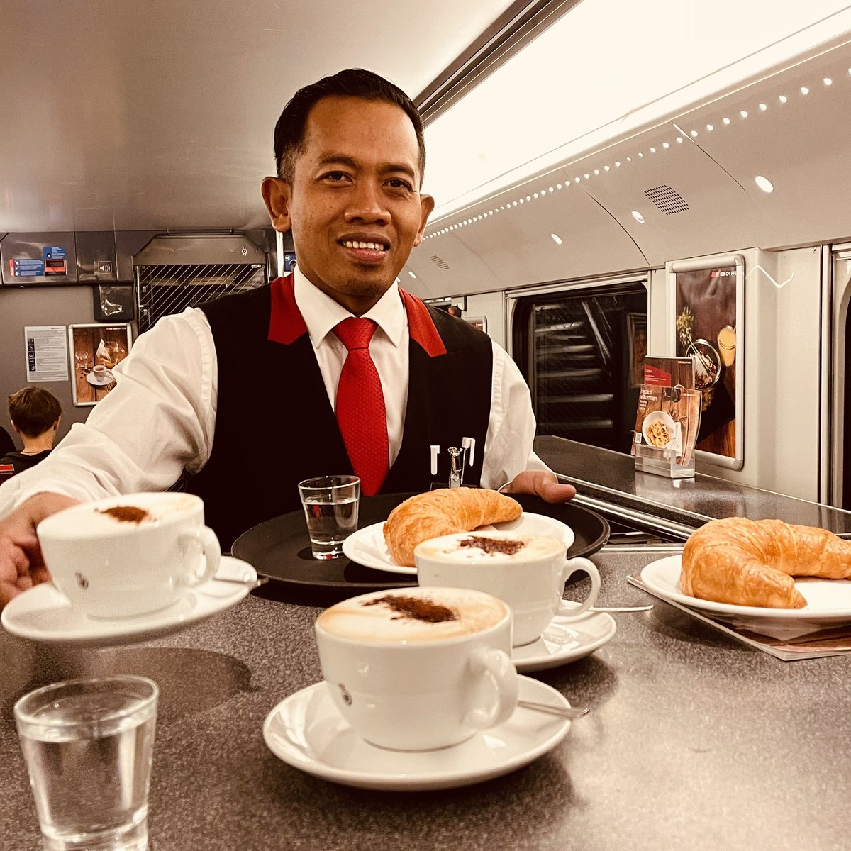 nekirmalkic's tweet photo. Cappuccino Time im IR15. Kommt vorbei! #cappuccino #IR15 #SpeisenBeimReisen #Elvetino #SBBCFFFFS @_DiningCar https://t.co/0h50gCPMqm