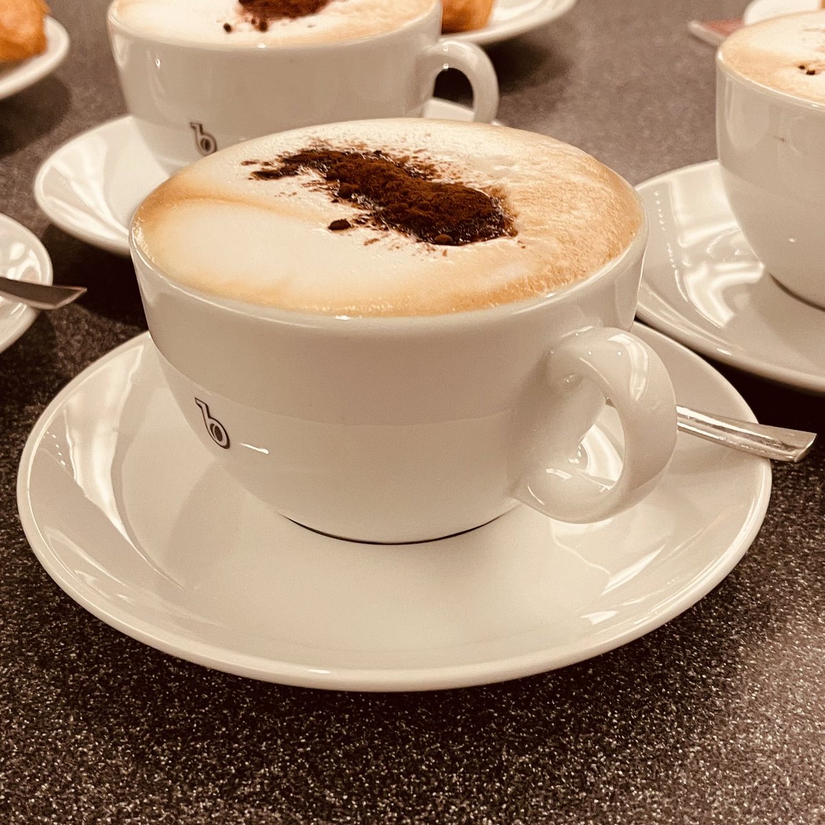 nekirmalkic's tweet photo. Cappuccino Time im IR15. Kommt vorbei! #cappuccino #IR15 #SpeisenBeimReisen #Elvetino #SBBCFFFFS @_DiningCar https://t.co/0h50gCPMqm