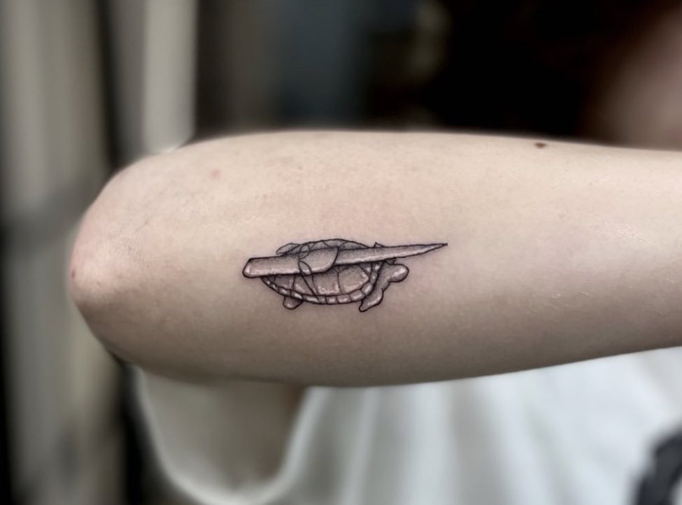 dizzyfr0st's tweet photo. “don’t listen to him you’re a vicious, terrible beast” 🐢🔪
i love this show and this episode and this tattoo a normal amount😀
(by gypsy,tattoo on insta)
ps. i am taking name suggestions for him
#OurFlagMeansDeath
#ofmdart #ofmdtattoo
#tattoo #wegullwayback
#knifeturtle https://t.co/TaWZHUEJud
