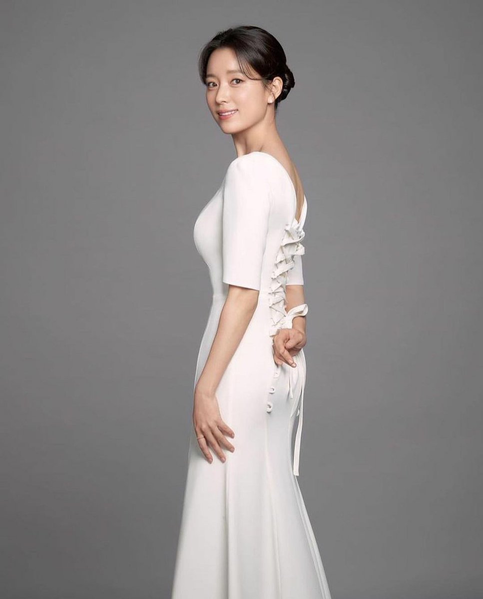 MB_112021's tweet photo. I really admire how expensive she can look even without any mention of a luxury clothing brand. Her elegance just shines through.
She is the brand.
#HanHyoJoo #Daebang #Detre https://t.co/9gI1xhcuFz