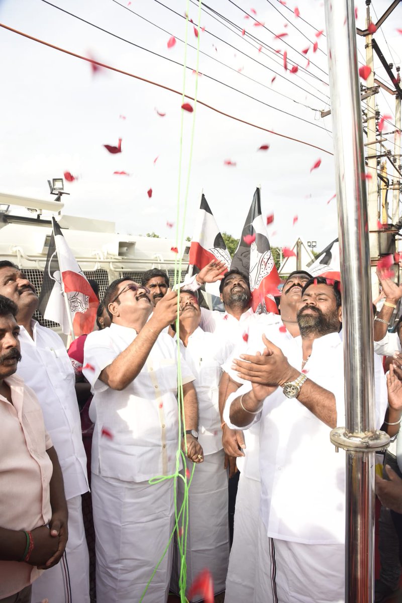 VOICEFORAMMK's tweet photo. #அமமுக பொதுச்செயலாளர் திராவிடத்தலைவர் மக்கள் செல்வர் திரு. @TTVDhinakaran அவர்கள் #அமமுக கொடியை ஏற்றிவைத்து இனிப்புகள் வழங்கினார் .

#AMMK #AMMKpartyMeeting #VoiceforAMMK  #Thiruvallur #Tamilnadu  #திருவள்ளூர்   #TTVDhinakaran https://t.co/O3x4KpvGag