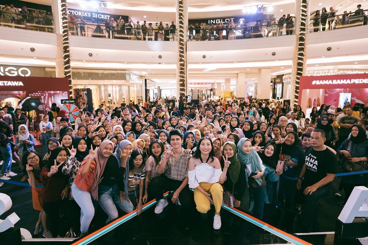 TrinityOptimaP's tweet photo. Siapa yang kangen momen kayak gini lagi? Pengen ngerasain nyanyi lepas sampe suara ilang lagi😣
@nadiyarawil @HanifAndarevi
#LivePerform #NyanyiBareng #TOPPhoto https://t.co/Dsxt4LszE4