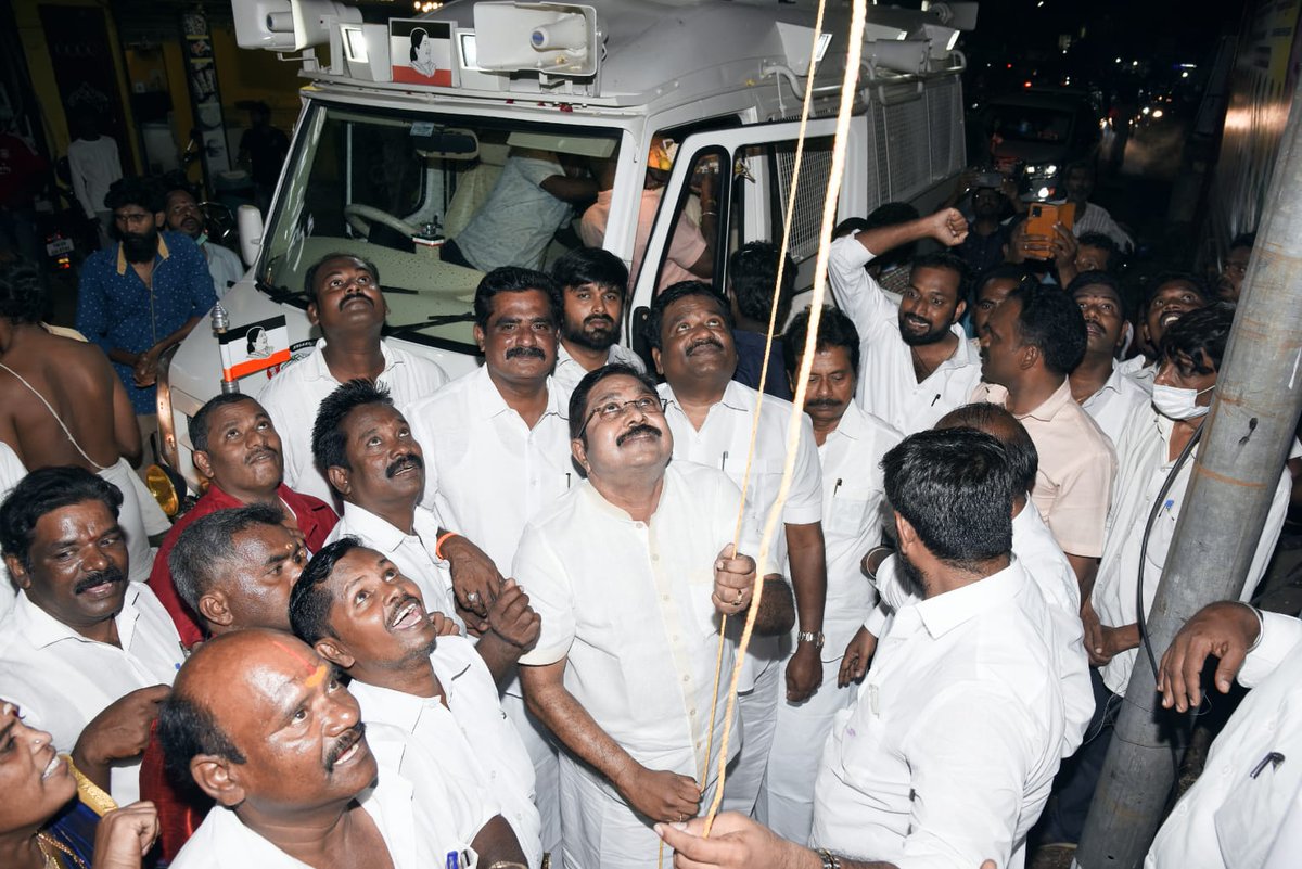 VOICEFORAMMK's tweet photo. #அமமுக பொதுச்செயலாளர் திராவிடத்தலைவர் மக்கள் செல்வர் திரு. @TTVDhinakaran அவர்கள் #அமமுக கொடியை ஏற்றிவைத்து இனிப்புகள் வழங்கினார் .

#AMMK #AMMKpartyMeeting #VoiceforAMMK  #Thiruvallur #Tamilnadu  #திருவள்ளூர்   #TTVDhinakaran https://t.co/O3x4KpvGag