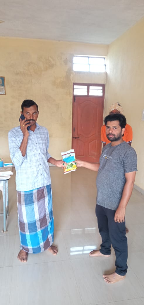 AHVS_Karnataka's tweet photo. ದಿನಾಂಕ 27/06/2022 ರಂದು ಹಾವೇರಿ ಜಿಲ್ಲೆಯ ವಿವಿಧ ಗ್ರಾಮಗಳಲ್ಲಿ ಮೇವು ಮಿನಿ ಕಿಟ್ ವಿತರಣೆ ಕಾರ್ಯಕ್ರಮವನ್ನು ಡಾ.ಎಸ್.ವಿ.ಸಂತಿ, ಉಪನಿರ್ದೇಶಕರು ರವರ ನೇತೃತ್ವದಲ್ಲಿ ಹಮ್ಮಿಕೊಳ್ಳಲಾಯಿತು.
#Haveri #Fodderminikit https://t.co/hyCStqwBEK