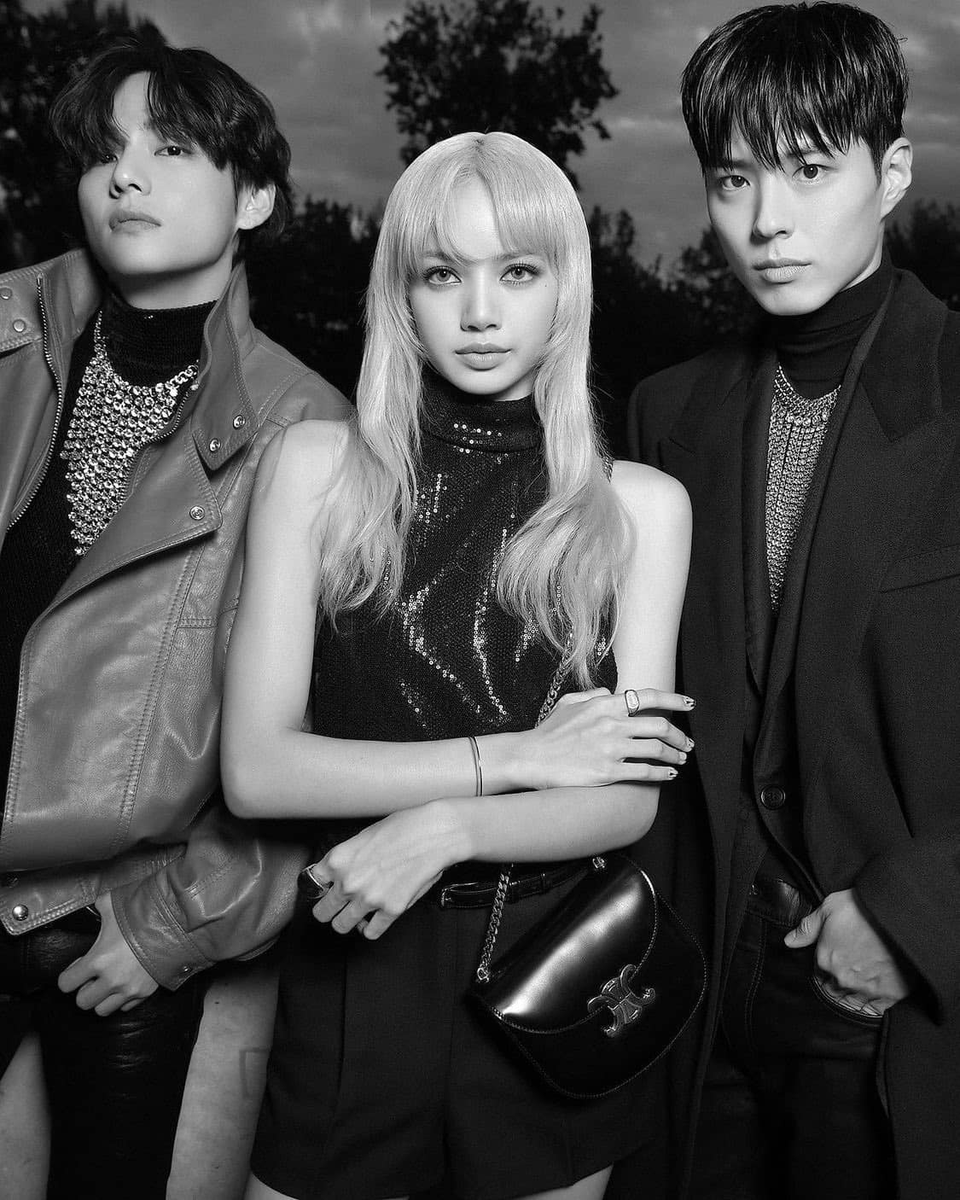 La_Lisa2002's tweet photo. [IG] HARPER’S BAZAAR KOREA UPDATE CÙNG LISA VÀ CÁC KHÁCH MỜI
Lisa chụp cùng diễn viên Park Bo Gum và BTS V, ở tấm còn lại là diễn viên Thomas Brodie-Sangster và nhạc sĩ Kevin Parker/Tame Impala.
Ngầu như ma cà rồng luôn:)
LALISA HUMAN CELINE
#LisaXCelinePFW
#LISAXCELINE https://t.co/4ktEuQLIbA