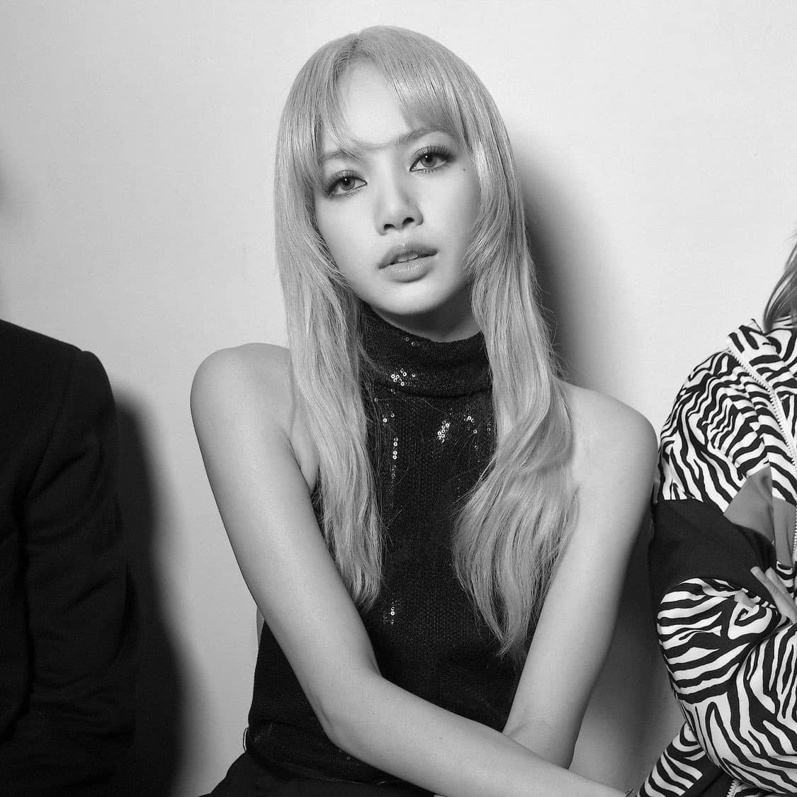 La_Lisa2002's tweet photo. [IG] HARPER’S BAZAAR KOREA UPDATE CÙNG LISA VÀ CÁC KHÁCH MỜI
Lisa chụp cùng diễn viên Park Bo Gum và BTS V, ở tấm còn lại là diễn viên Thomas Brodie-Sangster và nhạc sĩ Kevin Parker/Tame Impala.
Ngầu như ma cà rồng luôn:)
LALISA HUMAN CELINE
#LisaXCelinePFW
#LISAXCELINE https://t.co/4ktEuQLIbA