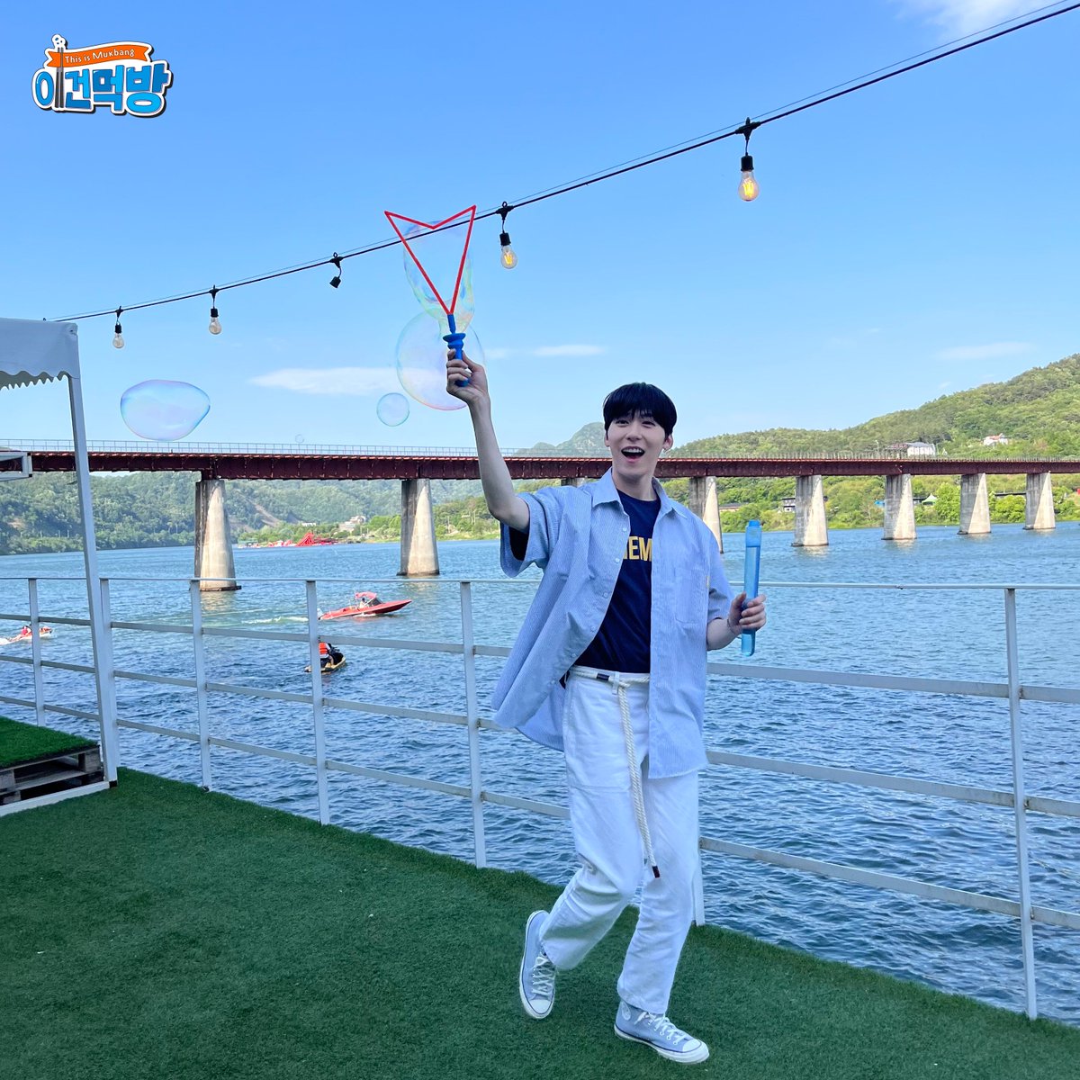 ☁ HAPPY KEONHEE DAY ☁

💙이건먹방 쥔장 생일💙
형님, 생일선물 줘버릴까요.

힌트 : 이건먹방시

#이건먹방 #ThisisMukbang
#더케이팝 #THEKPOP
#원어스 #ONEUS #건희
#먹짱토끼_건희야_생일축하해
#BLUEBUNNY_KEONHEE_DAY