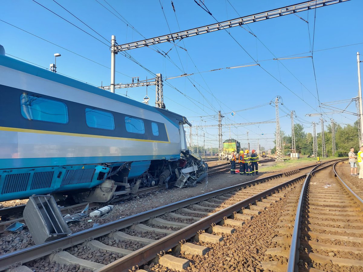 PolicieCZ's tweet photo. MŠK - Před 6. hodinou ranní vyjel z železniční stanice Bohumín směrem na Ostravu vlak. Došlo ke střetu s posunovací lokomotivou. Na trati je omezen provoz, směrem na Polsko je provoz zcela zastaven. Všechny složky IZS jsou na místě. #policiemsk https://t.co/iyXnv8nRRL