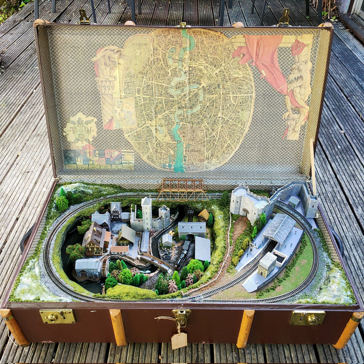 Good morning #earlybiz and a happy Monday morning to you ! 
We are suitcasetrains and we make bespoke working Trainsets housed in vintage suitcases ❤️💼🚂
Here's our latest commission piece
#mhhsbd #smallbiz