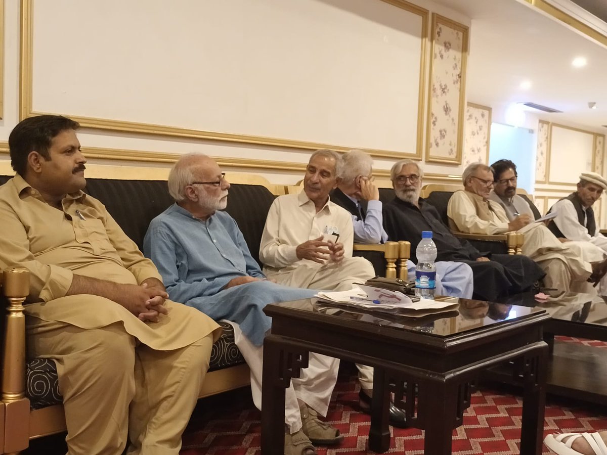 OfficialPmkp's tweet photo. پاکستان مزدور کسان پارٹی کے مرکزی سیکرٹری اطلاعات وصوباٸی صدر شکیل وحید اللہ خان  نے کانفرنس سے خطاب میں ملک اور خطے کی موجودہ صورتحال، سیاسی اور معاشی بحران اور موجودہ حالات میں ترقی پسند سیاسی پارٹیوں کی الاٸنس اور https://t.co/rFSZNcCHzA
