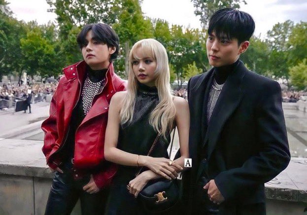 Ora_Sempre's tweet photo. Fine Day 2

Sto adorando la Celine Gang 
#bogum #lisa #taehyung #parig
#taehyunginParis #TAEHYUNGxCeline https://t.co/R6qjymStwl