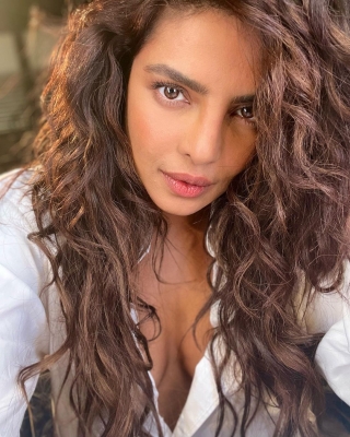 telugubullet's tweet photo. PC speaks up against US abortion ruling, reposts Michelle Obama’s statement https://t.co/muAtTp9eN0 #farhanakhtar #indianactress #instagram #jeelezaraa #michelleobama #priyankachoprajonas #roev #usabortionruling #ussupremecourt https://t.co/MvvnIu12ls