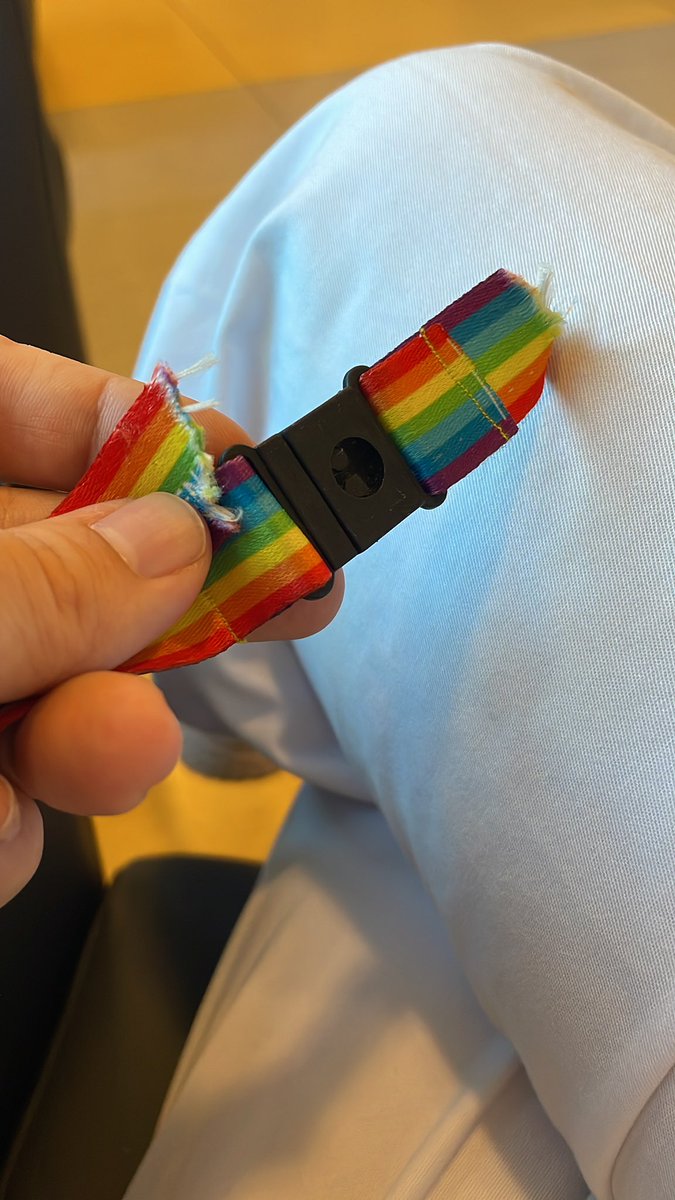 VestlundMalin's tweet photo. Hade tänkt byta mitt nyckelband till jobbet. Men pga helgens galenskaper i Norge och USA känns det som att den får hänga med ett tag till. https://t.co/Yyl9JTkST0