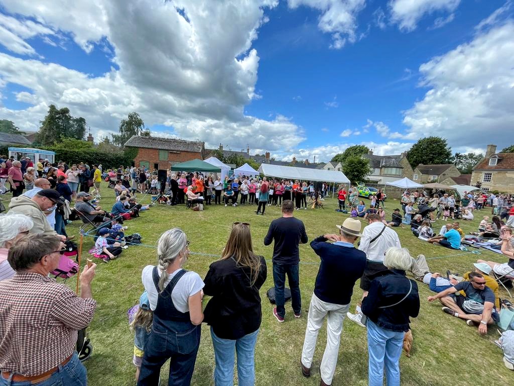 sophiegarner1's tweet photo. Leading my choir yesterday at The Cherry Fair π in the beautiful village of Olney - home of Amazing Grace. The sun was out and the Pimms was in
βοΈπ΅π€π₯
#olney #choir #summerfair #sundayvibes #singing #LetItBe #pimms #afternoontea #villagefestivals #cherryfair #TheBeatles https://t.co/o3jHiAQp2V