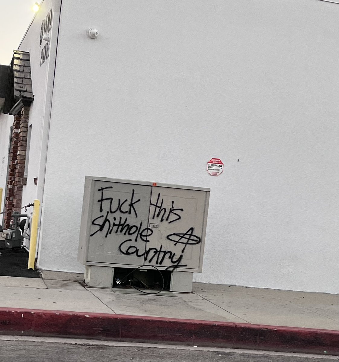 EJPosada's tweet photo. Tell me how you really feel. Spotted on Centinela earlier this evening. https://t.co/hk5vCRQV4Y