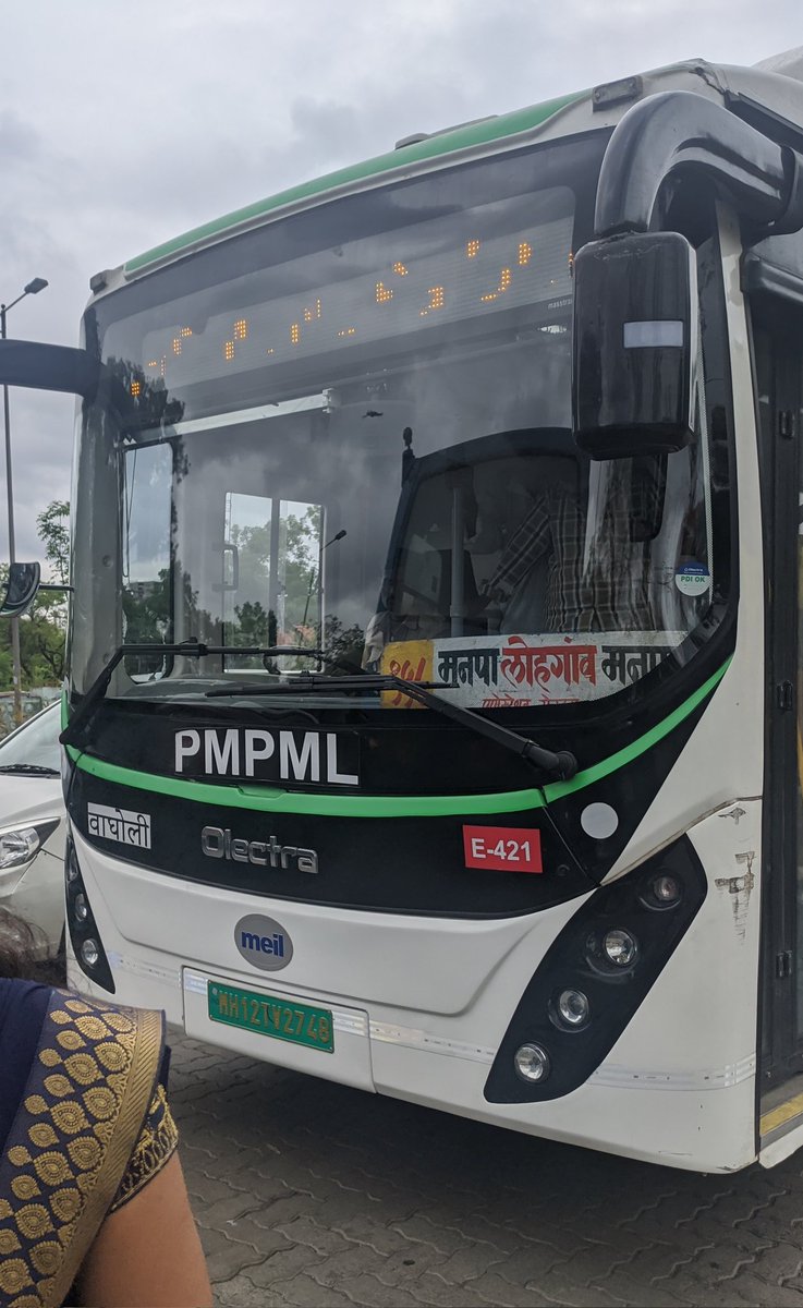 Mi_Deshmukh's tweet photo. @PuneCityTraffic @CPPuneCity @CPPuneCity हे साहेब आज सकाळी 11 च्या दरम्यान अति महत्वाची बैठक ���ोन वरून अटेंड करत होते, बम्पर टू बम्पर ट्राफिक मध्ये, साधारण 4 मिनीट बैठक चालली. जेव्हा थांबवून जाब विचारला तेव्हा उत्तर मिळाले "महत्वाची काम करायची नाहीत का आम्ही"
स्थळ: गोल्फ क्लब चौक https://t.co/j8CO9KMFrU
