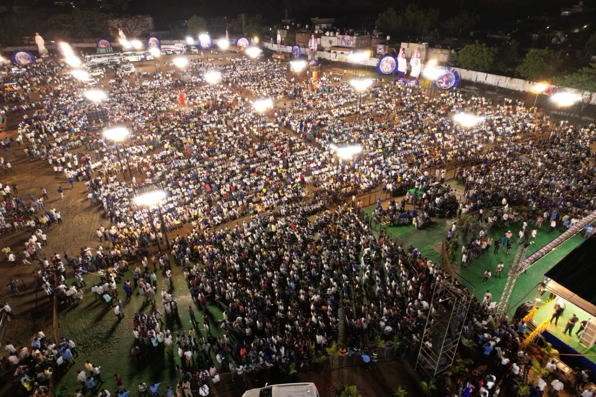 Bhupal257's tweet photo. నిన్న వరంగల్‌లో జరిగిన #100DaysOfBahujanYatra వేడుకలకు తెలంగాణలోని వివిధ ప్రాంతాల నుండి సుమారు 1 లక్ష మంది ప్రజలు తమ సొంత సద్దులతో, వారి సొంత వాటర్ బాటిళ్లతో, వారి సొంత వాహనాలతో, మద్యం లేకుండా, బిర్యానీ ప్యాకెట్లు లేకుండా హాజరయ్యారు.
తెలుగు మీడియా చానళ్లు ఎటుపోయినాయ్?
@V6News https://t.co/FSfrP5yp62