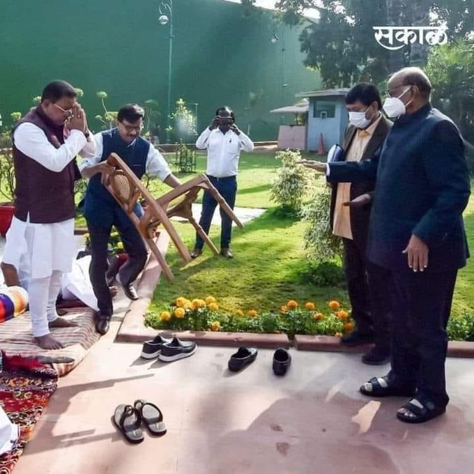 rishibagree's tweet photo. Is that Sanjay Raut ???? https://t.co/vVzwIRBCLh