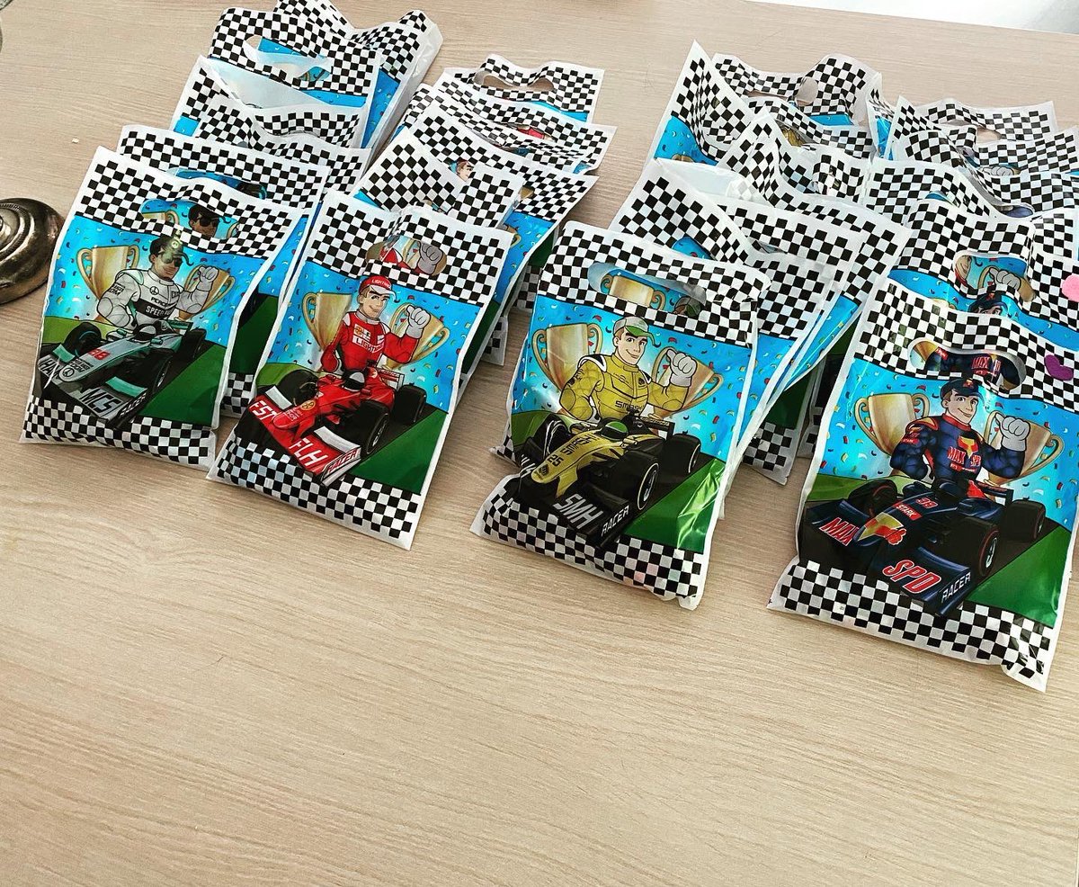 van_tilburgh's tweet image. Bijna jarig! Dus trakteren op school! @Charles_Leclerc @Max33Verstappen @SChecoPerez @danielricciardo @LewisHamilton #racegirl #f1 @ScuderiaFerrari @redbullracing @McLarenF1 @MercedesAMGF1 #fansofthefuture