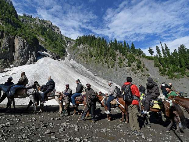 RadioChinar's tweet photo. Pilgrimage at both the routes would be monitored with the help of CCTVs &amp; drones
Every sector would be supervised by the team of officers from security agencies jointly
#mondaythoughts 
#MondayMotivaton 
@TahimaBeig 
@Snehtweets 
@Zeshansyed05 
@wasimmalikm 
@DALuv_e_Kashmir https://t.co/s6qgRGHui6