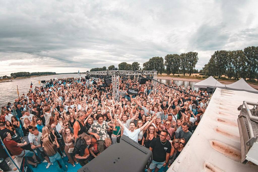 bootshaus_club's tweet photo. Our very first rave on water ππ³ thank you all for this crazy experience, we will continue already next month with @davidpuentez on July 17th π₯
#bootshaus #onaship #cologne #kdkΓΆln https://t.co/A9gbIrHNxX https://t.co/AiLvEXknG0