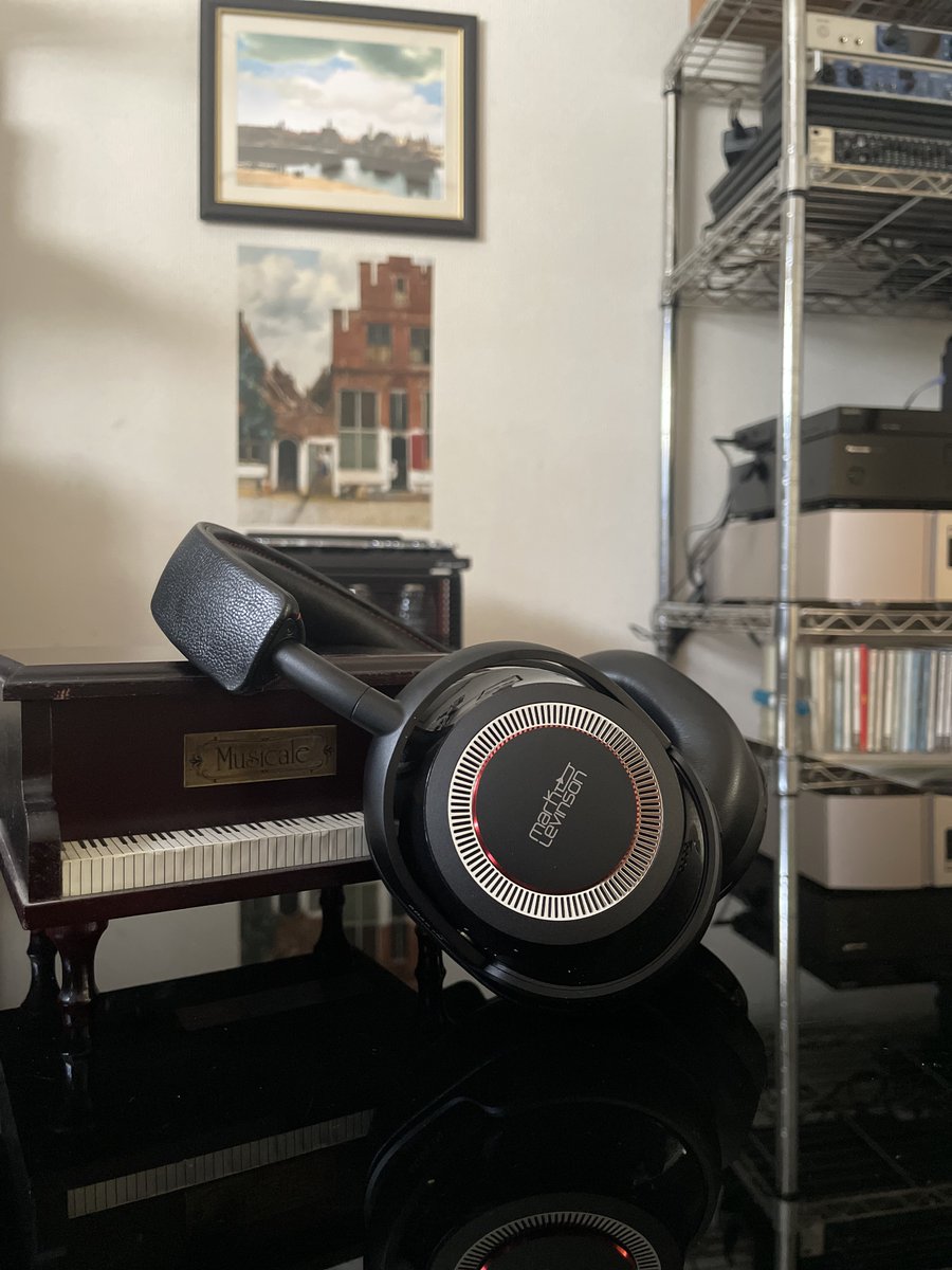 newspacedesign9's tweet photo. Mark Levinson No 5909 初のワイヤレスヘッドフォン
ピアノの立ち上がりの速さ、ベースの弾ける音、全体的
にドライで軽快なMark Levinsonの特徴がよく出ている。#marklevinson #マークレビンソン #ヘッドフォン https://t.co/IKA9Z9DCa1