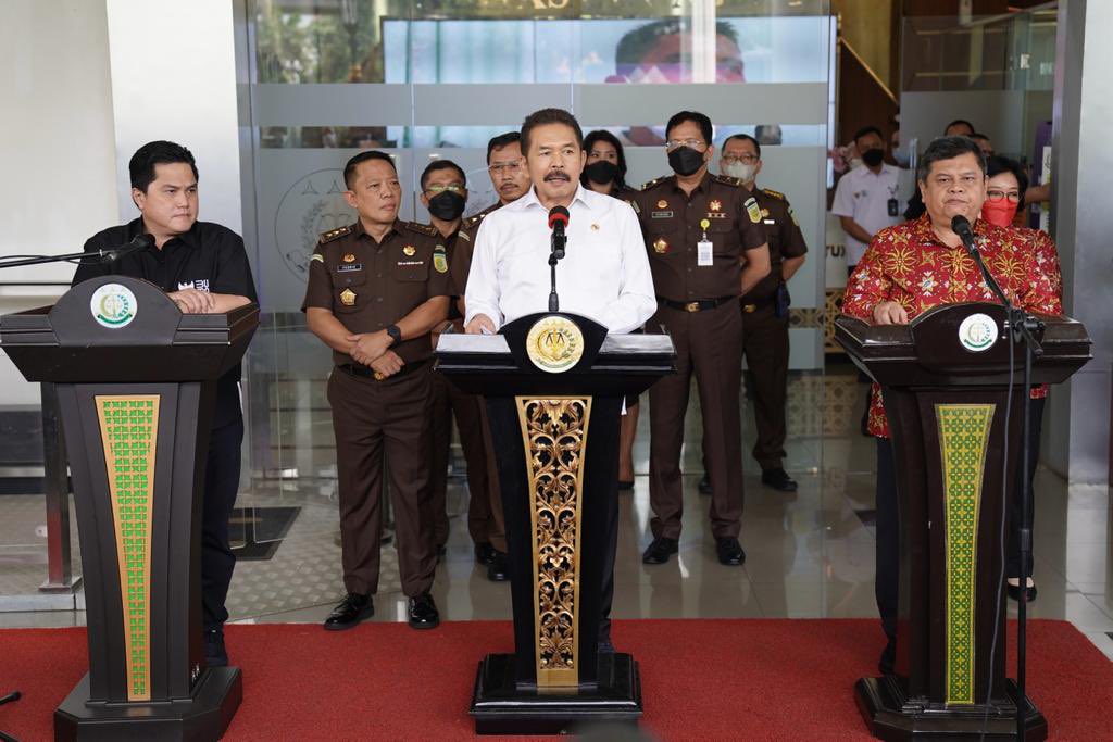 erickthohir's tweet photo. Terima kasih kepada @KejaksaanRI dan @BPKPgoid yang ikut mendukung transformasi BUMN. Yang kita lakukan bukan hanya penangkapan. Kita menggenjot restrukturisasi berkelanjutan yang bisa menyehatkan BUMN. https://t.co/FgAkAr8IwZ