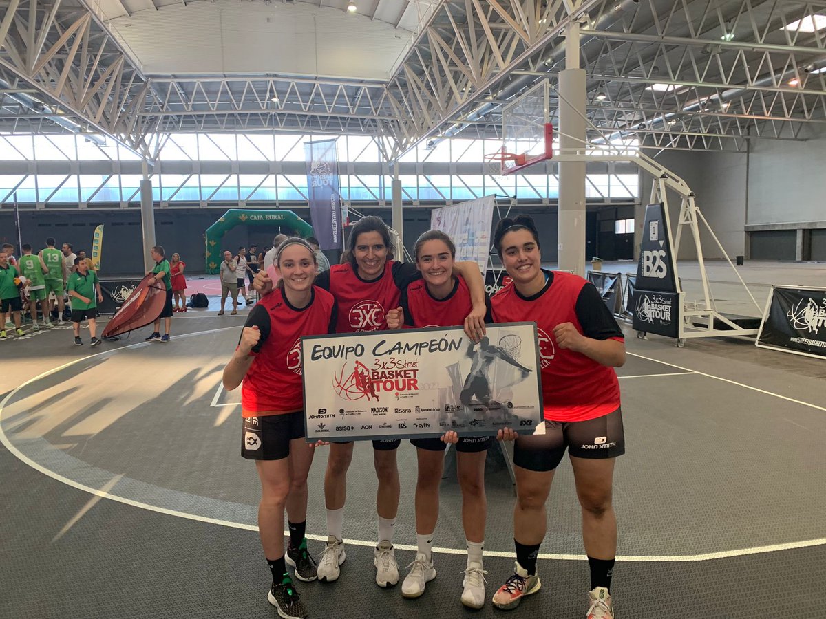 Tercer fin de semana consecutivo con victoria, esta vez si cabe algo más especial, por haber sido en Valladolid, la ciudad en la que nos formamos las 4.
Muy orgullosa de que <a href="/Azuqueca3x3/">Azuqueca 3x3</a> inscriba su nombre en el palmarés del #3x3SBT2022 Valladolid Open🏀