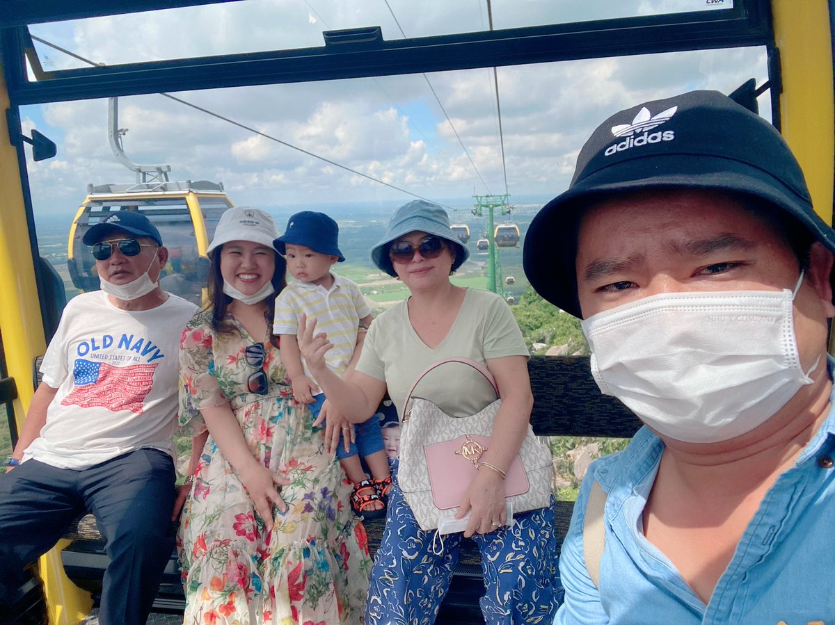 blue_planet's tweet photo. Lần đầu trải nghiệm đi cáp treo của anh bạn nhỏ 👶🏻 👨‍👩‍👧‍👦👨‍👩‍👦
#pizzaTang
#21month10days 
#BaĐenmountain https://t.co/ycDq4WeXLb