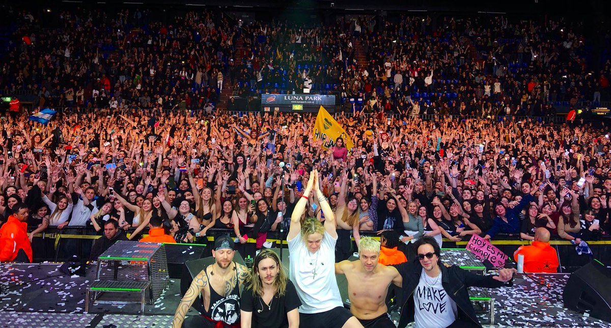AIRBAGoficial's tweet photo. Que noche… que noches!! Por mil noches… por mil años! Los amo! Nada más los amo https://t.co/0lEzdUZohX