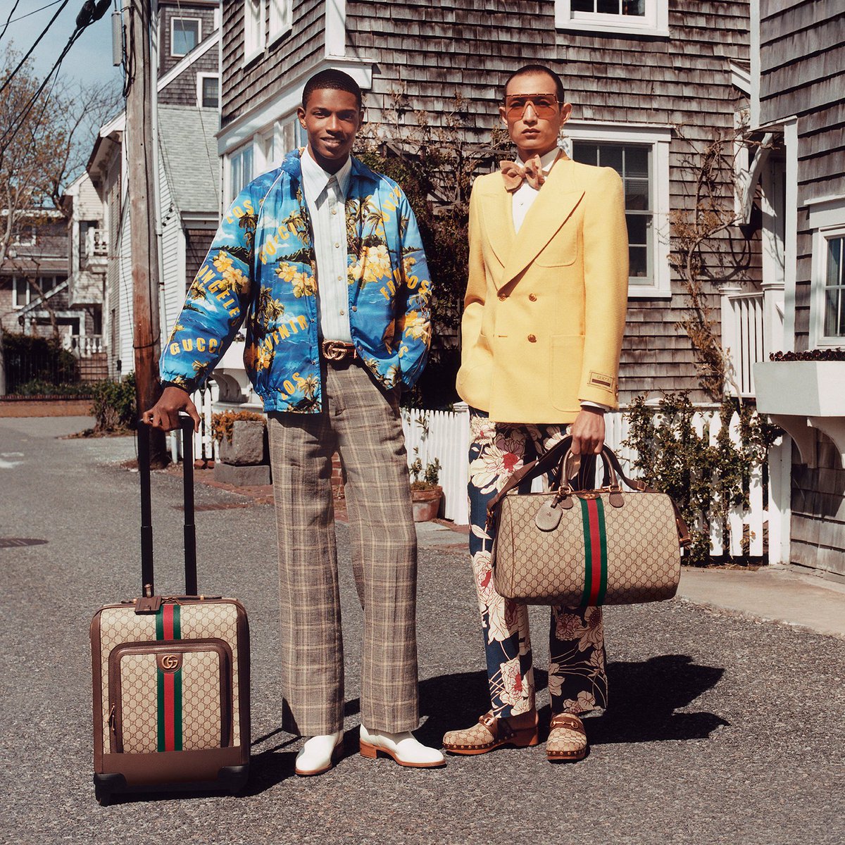 gucci_jp's tweet image. 夏のバカンスをイメージした #GucciTowardsTheSun 広告キャンペーンがスタート。〔オフィディア〕トラベルバッグをフィーチャーしたビジュアルより。
Creative Director #AlessandroMichele, Art Director #ChristopherSimmonds, Photographer &amp;amp; Director #JulieGreve.
 on.gucci.com/TowardsTheSunM…