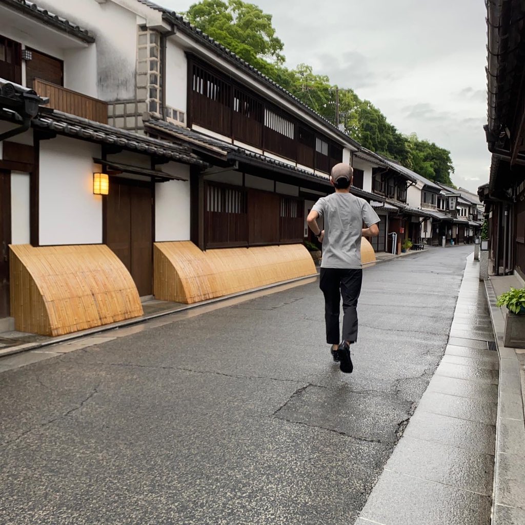 L_L_L07's tweet photo. LINKが終わって出張が続く…先日は岡山へ❗️初めての倉敷、初めての美観地区‼️町並みが趣ありすぎてほぼランではなくウォークに…阿智神社の花手水、綺麗だったなぁ。ふらっと立ち寄ったお店で見たデニム生地のポケT、買えば良かったなぁ… https://t.co/apmGcSsNAT