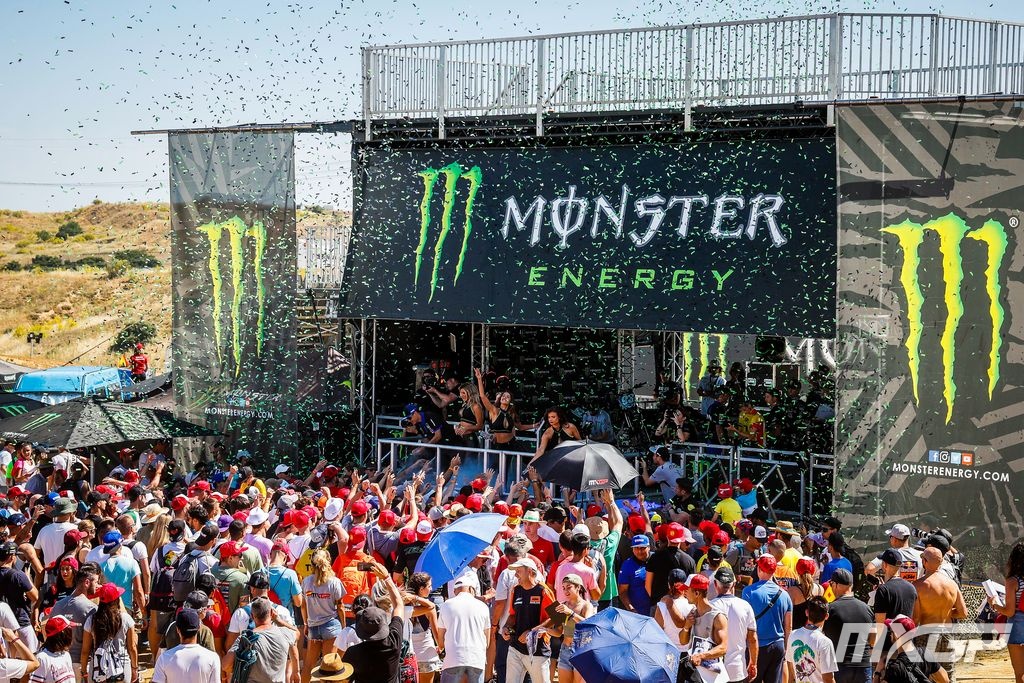 Happy #MonsterGirlMonday as we look back on an epic <a href="/MonsterEnergy/">Monster Energy</a> rig riot at the Spanish GP 🇪🇸 🎉😜

#MXGPSpain #MonsterEnergy #MXGP #Motocross