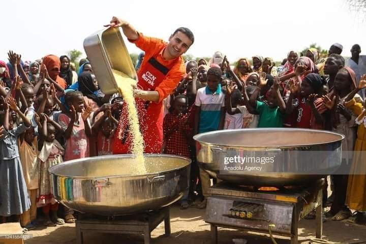 (وَيُطْعِمُونَ ٱلطَّعَامَ عَلَىٰ حُبِّهِۦ مِسْكِينًا وَيَتِيمًا وَأَسِيرًا)
«الإنسان: ٨»
من أقصى أقاصى الأرض، طباخ يفد إلى السودان والزمان مسغبة ليلفت الأنظار لكوننا في أمس الحوجة لإطعام آلاف الجوعى والمسح علي رؤوسهم.
الشيف #بوراك_في_السودان #الخرطوم مدينة الجيلي.