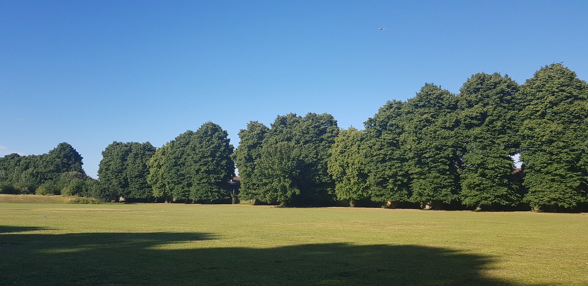 Glorious morning on the first day of #Wimbledon2022 Just for now <a href="/diariARA/">diariARA</a> <a href="/gftordera/">Georgina Ferri</a>