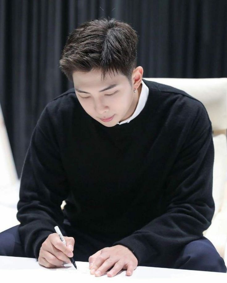 zhxxxa's tweet photo. 𝙎𝙚𝙧𝙚𝙣𝙚𝙡𝙮,

; 𝘍𝘪𝘯𝘥𝘪𝘯𝘨 𝘴𝘰𝘮𝘦𝘵𝘩𝘪𝘯𝘨 𝘨𝘰𝘰𝘥 𝘸𝘪𝘵𝘩𝘰𝘶𝘵 𝘭𝘰𝘰𝘬𝘪𝘯𝘨 𝘧𝘰𝘵 𝘪𝘵.

Kim Namjoon x Oc
©zhxxxa https://t.co/VZZH0s8TUE