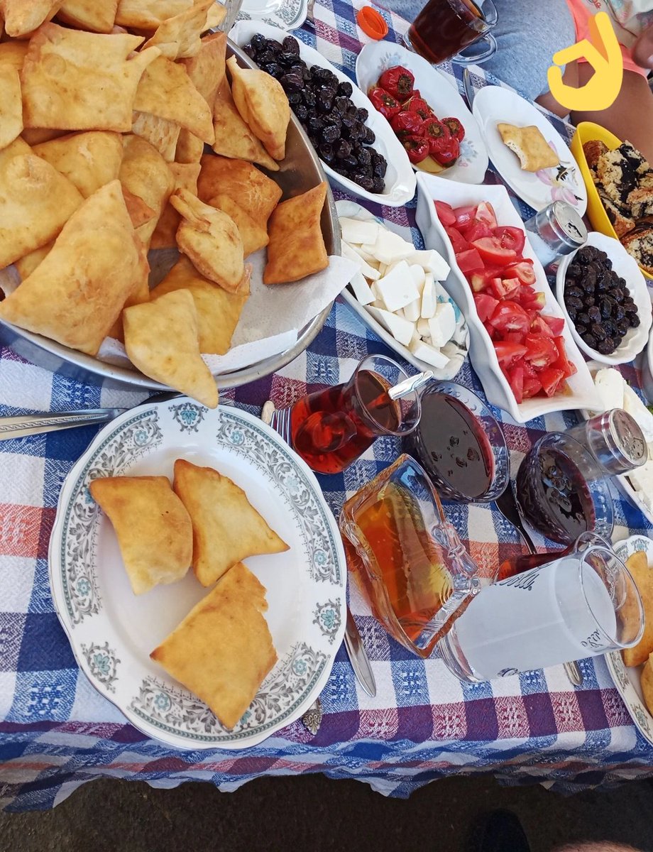 Kirazhatun2's tweet photo. Günaydınlar kahvaltıya beklerim 😊 https://t.co/wAcK2sFUej