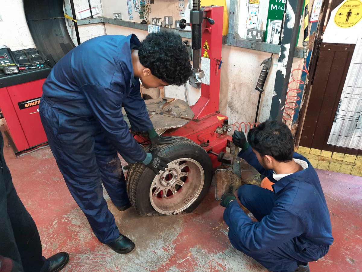 NewhamPrus's tweet photo. This week some of our Year 10 students, who are working towards their C&amp;G Level 1 Award in Motor Vehicle Maintenance, have been completing their wheels, tyres &amp; brakes practical assessments
 #CreatingFuturesProgramme 🚗🔧 🪛 https://t.co/Xc620Ffkp3