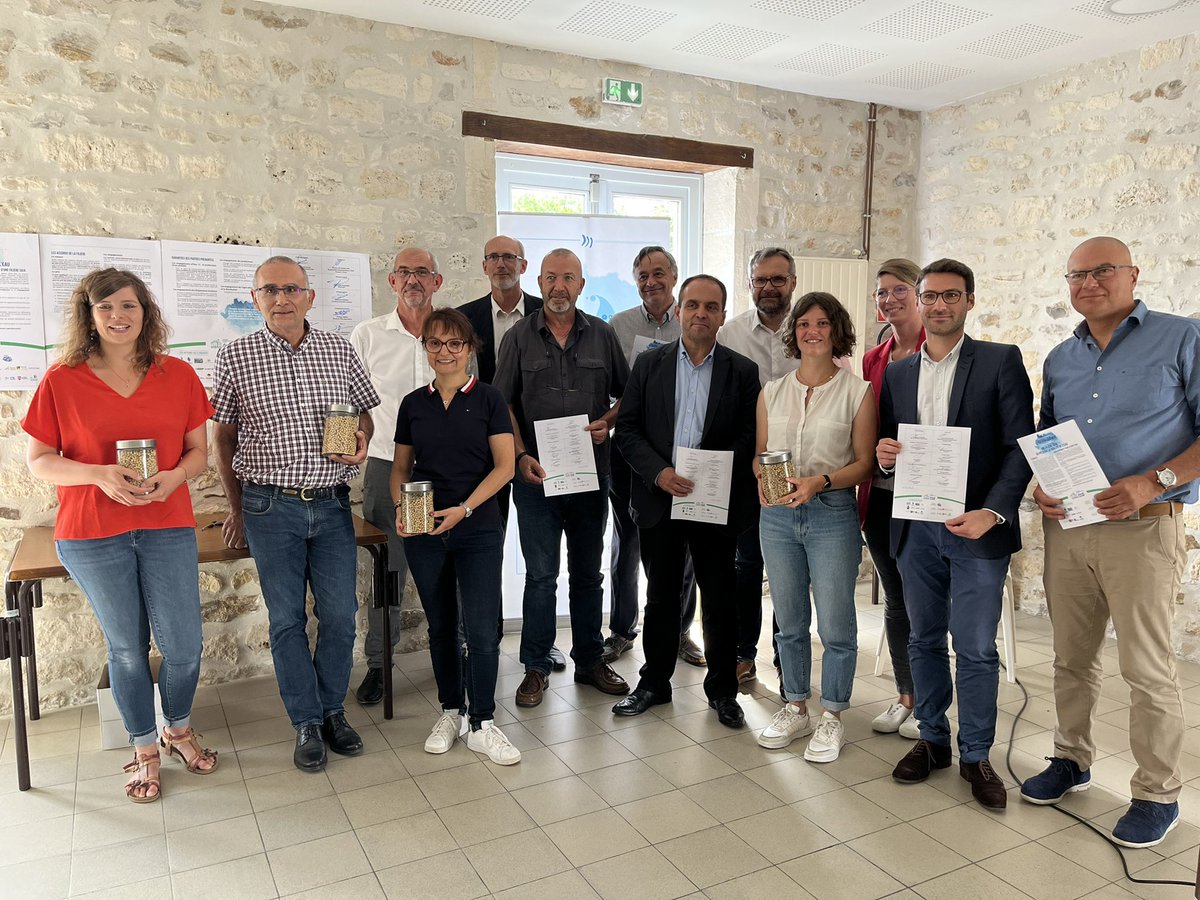 GroupeIsidore's tweet image. Le @GroupeIsidore vient de signer la lettre d&apos;engagement validant le démarrage d&apos;une nouvelle filière soja pour préserver la qualité de la ressource en eau 🌿

En 2022, la filière est opérationnelle et couvre 70 ha chez une quinzaine de producteurs

#agriculture #negoceagricole