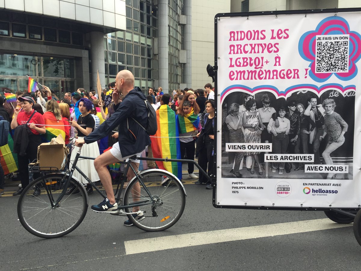 LgbtqiArchives's tweet photo. ET LES ARCHIVES, ELLES SONT A QUI ? ELLES SONT A NOUS ! 
Dimanche, lors de la Pride de l'@InterLGBT, nous avons pédalé pour lancer notre crowdfunding afin que vivent les archives. 5 000 tracts distribués et pleins de chouettes rencontres, merci à vous ! 1/2 https://t.co/EFhBzw4fOe