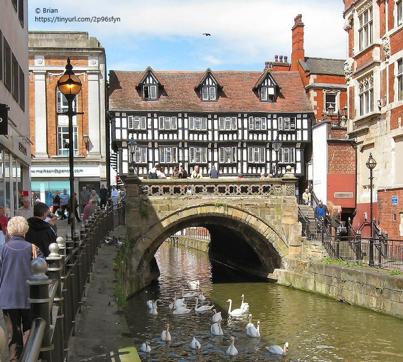 HaveloktheDutch's tweet photo. High Bridge can be found in Lincoln, #England. The bridge itself dates to around 1160, and the current shops on the bridge to c. 1550, though heavily restored in 1901-1902. It is the oldest bridge in the UK with buildings on it and is called The Glory Hole by boaters #MBWC https://t.co/WaI8wTsoWW