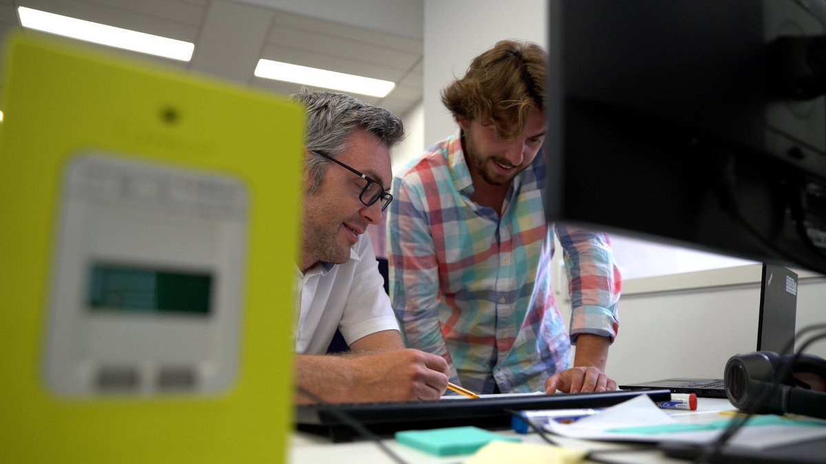 EnedisRegionSud's tweet photo. Romain, Responsable de l'Enedis Lab à la #CISAM Marseille :
« Le rôle d’Enedis est d’accueillir cette #transitionécologique qui transforme nos métiers.
Rejoignez la #TeamFranceElectrique @enedis ! » https://t.co/BcCUNoOPtt